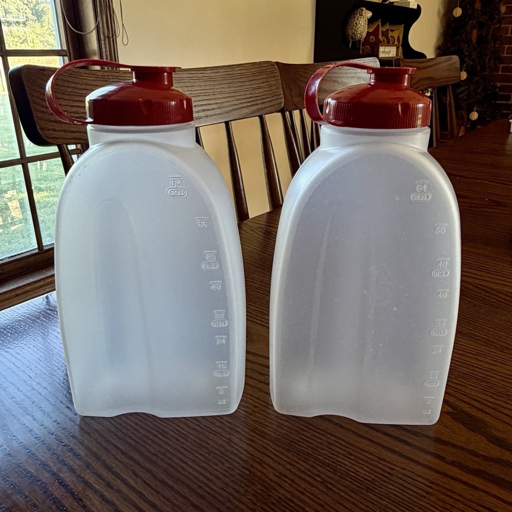 Rubbermaid Mixer Mate 2 Quart 64 Oz Servin Saver Drink Bottles Red Flip Top (2)